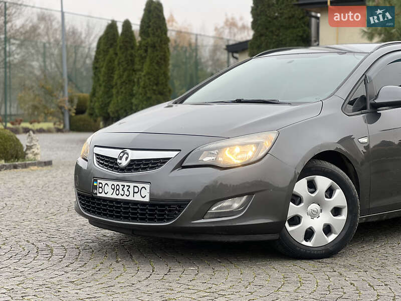 Універсал Opel Astra 2011 в Жовкві