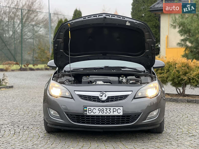 Універсал Opel Astra 2011 в Жовкві