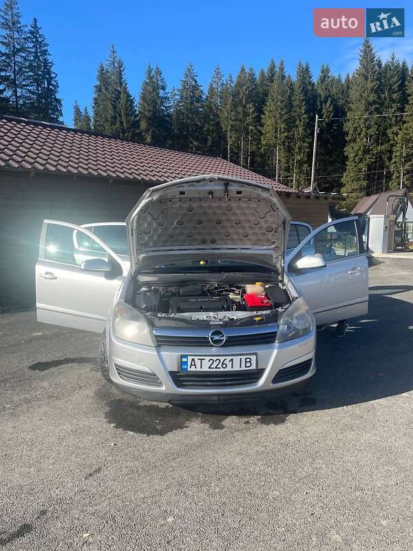Хэтчбек Opel Astra 2004 в Яремче