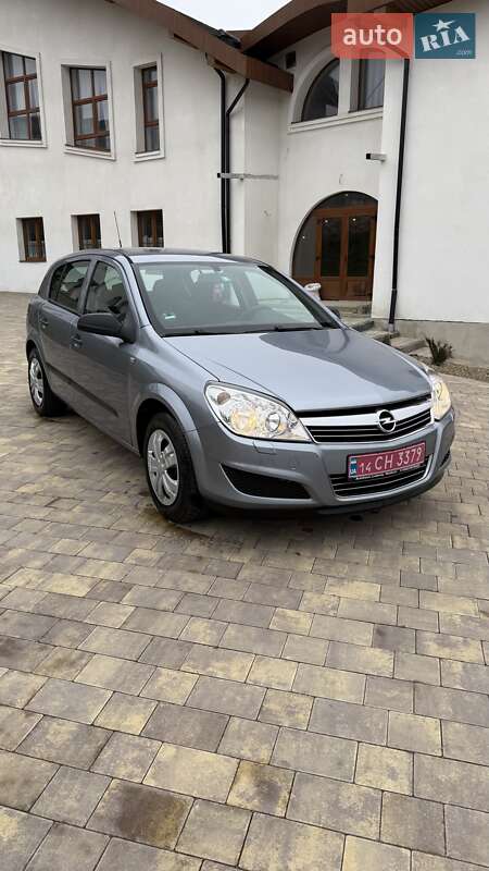 Хэтчбек Opel Astra 2009 в Долине