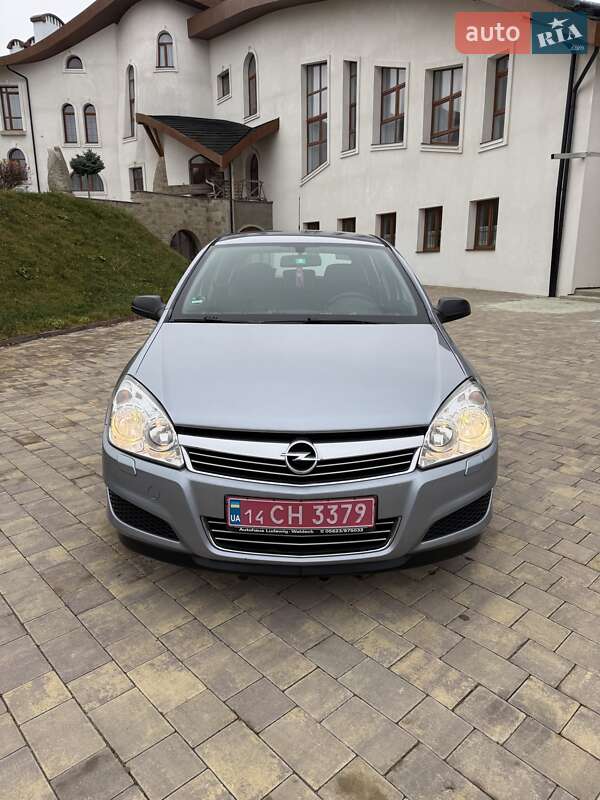 Хэтчбек Opel Astra 2009 в Долине