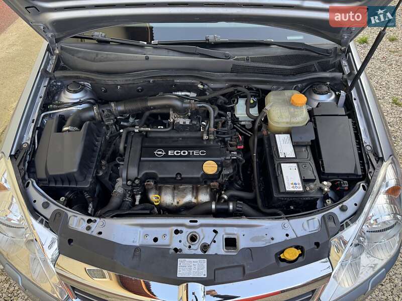 Хэтчбек Opel Astra 2009 в Долине