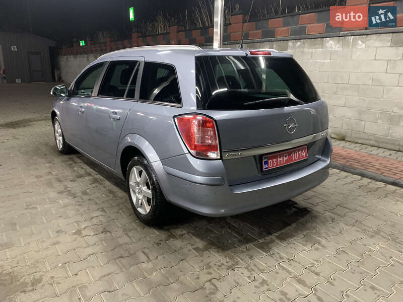 Універсал Opel Astra 2010 в Рівному