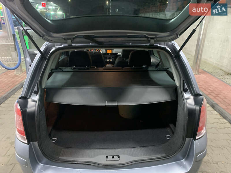 Універсал Opel Astra 2010 в Рівному