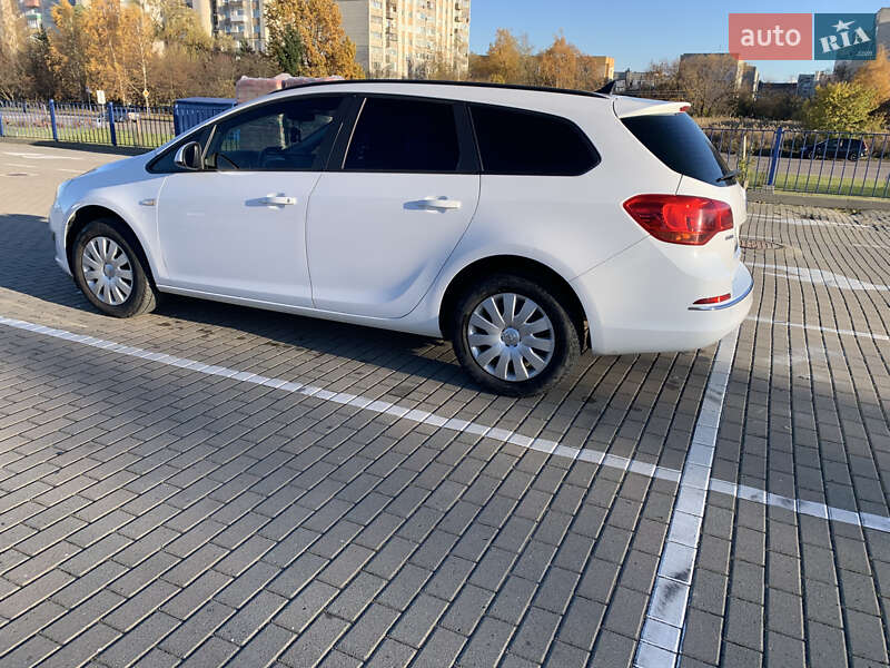 Універсал Opel Astra 2015 в Дрогобичі