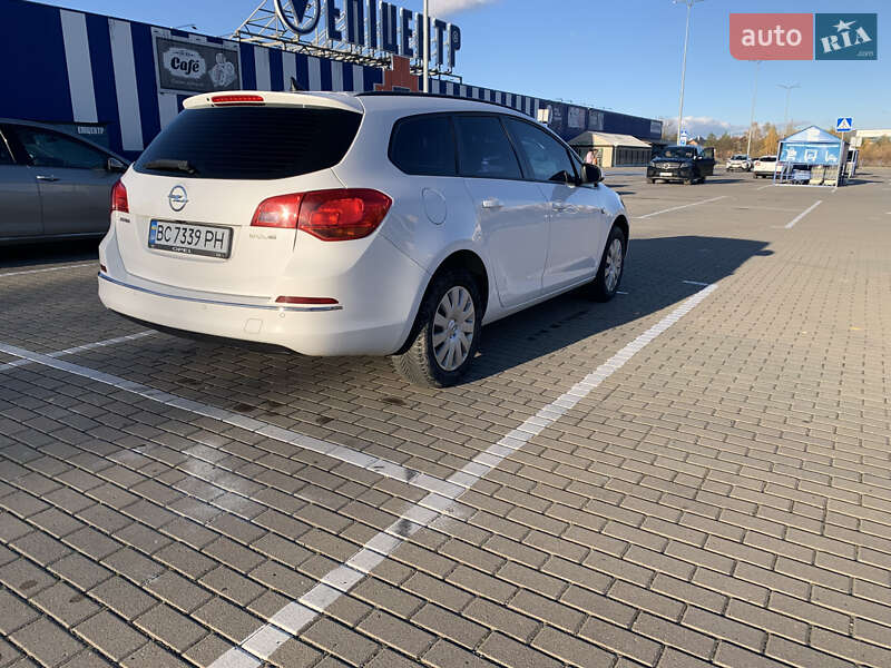 Універсал Opel Astra 2015 в Дрогобичі
