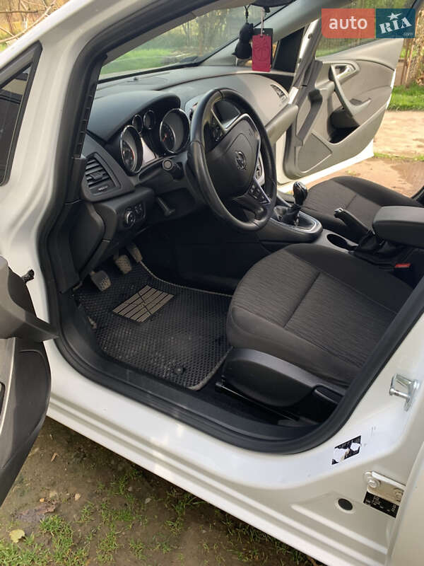 Універсал Opel Astra 2015 в Дрогобичі