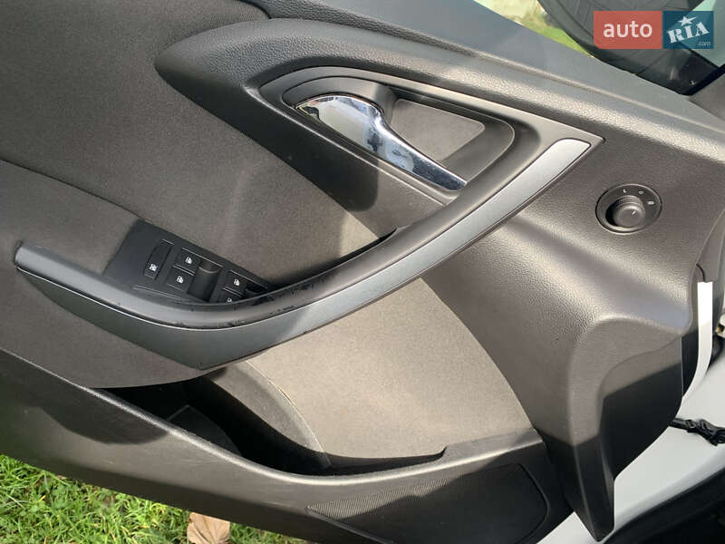 Універсал Opel Astra 2015 в Дрогобичі