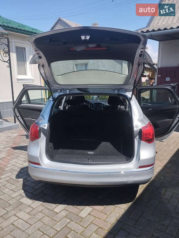 Универсал Opel Astra 2015 в Львове