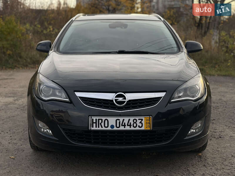Універсал Opel Astra 2012 в Рівному