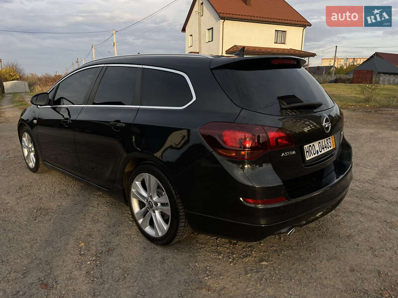 Універсал Opel Astra 2012 в Рівному
