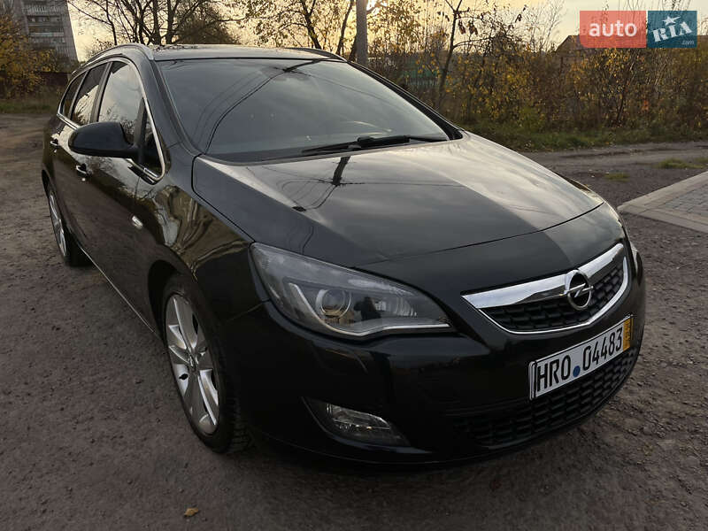 Універсал Opel Astra 2012 в Рівному