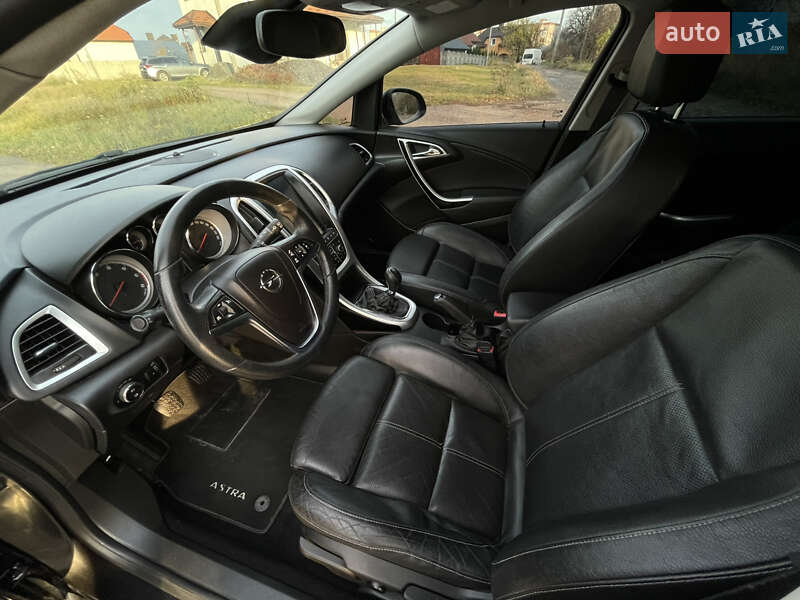 Універсал Opel Astra 2012 в Рівному