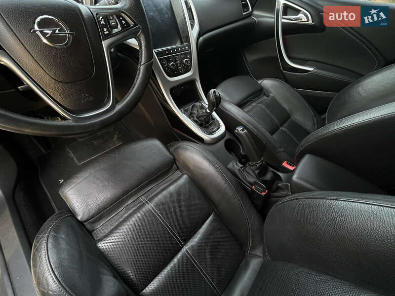 Універсал Opel Astra 2012 в Рівному