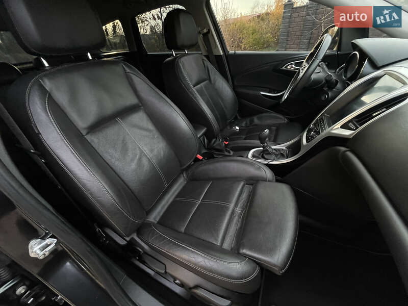 Універсал Opel Astra 2012 в Рівному