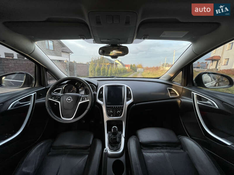 Універсал Opel Astra 2012 в Рівному