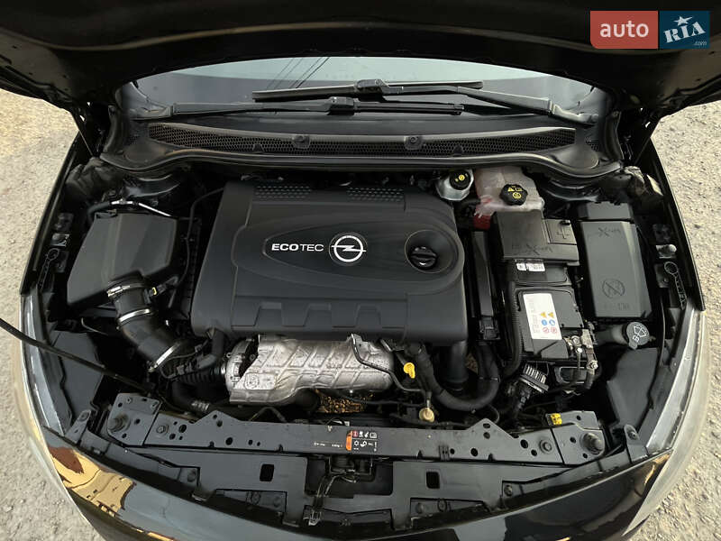 Універсал Opel Astra 2012 в Рівному