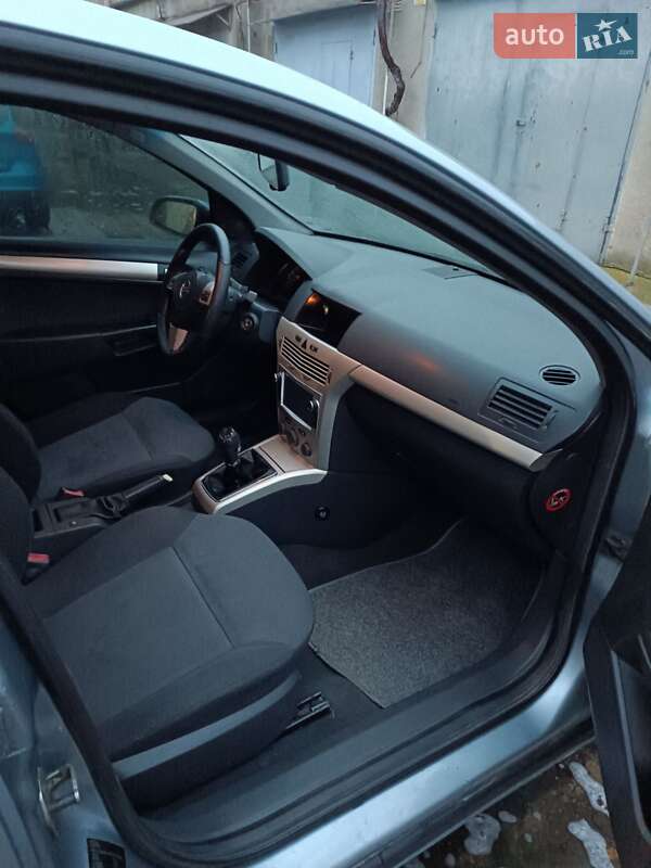 Хэтчбек Opel Astra 2007 в Черноморске