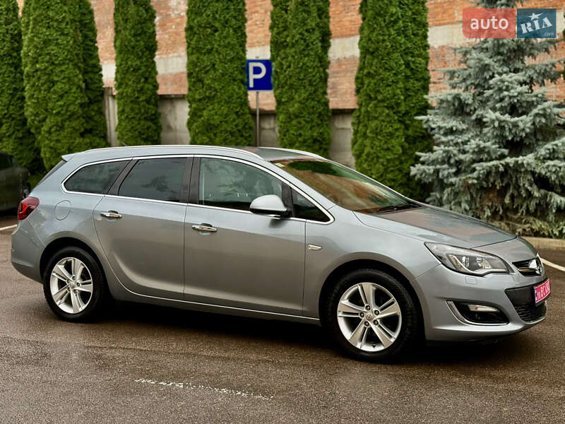 Універсал Opel Astra 2013 в Рівному