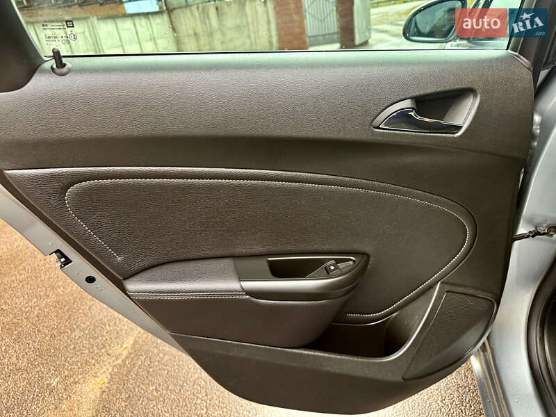 Універсал Opel Astra 2013 в Рівному