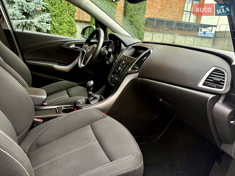 Універсал Opel Astra 2013 в Рівному