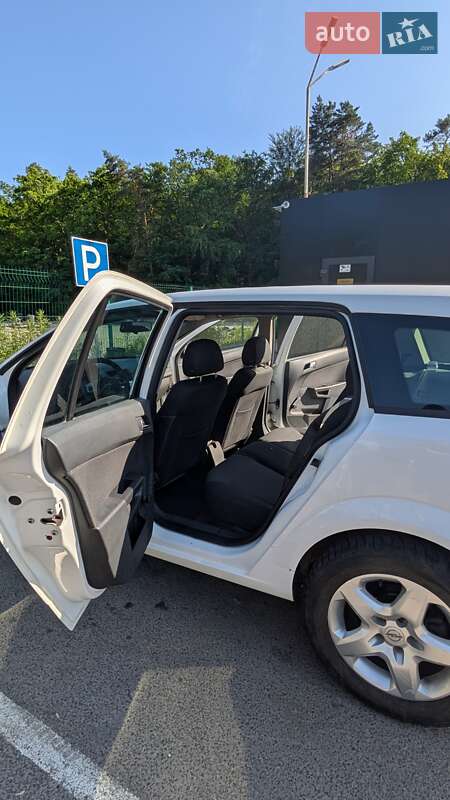 Універсал Opel Astra 2011 в Львові