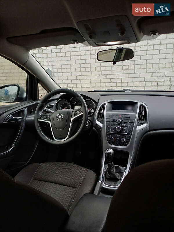 Універсал Opel Astra 2015 в Житомирі