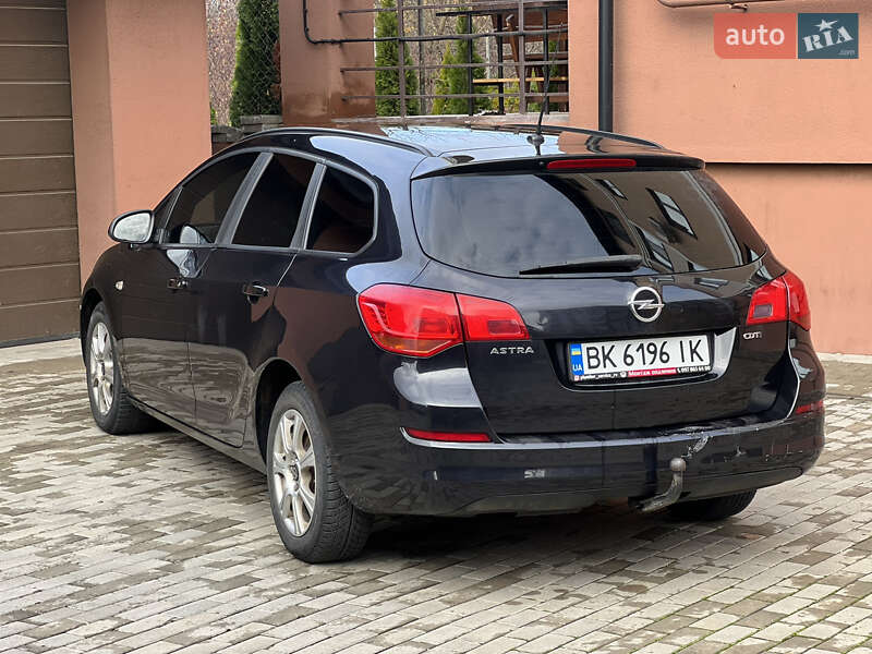 Универсал Opel Astra 2011 в Ровно