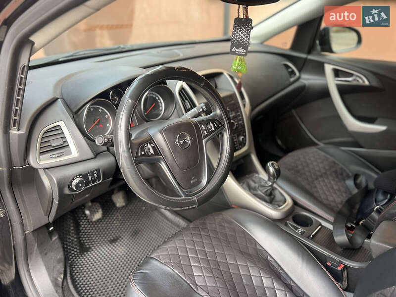 Универсал Opel Astra 2011 в Ровно