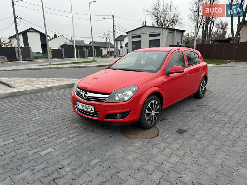 Хэтчбек Opel Astra 2012 в Ирпене