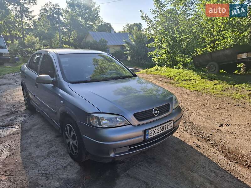 Седан Opel Astra 2003 в Нетешине