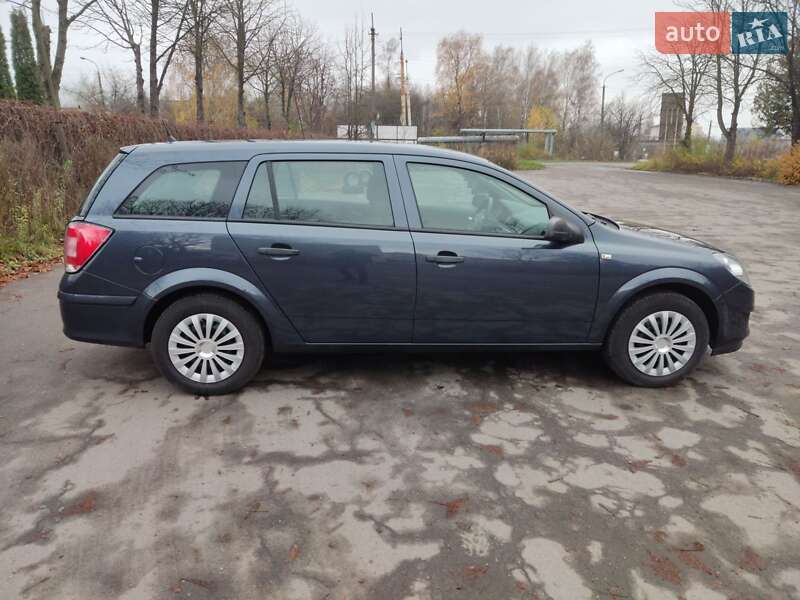 Універсал Opel Astra 2010 в Луцьку