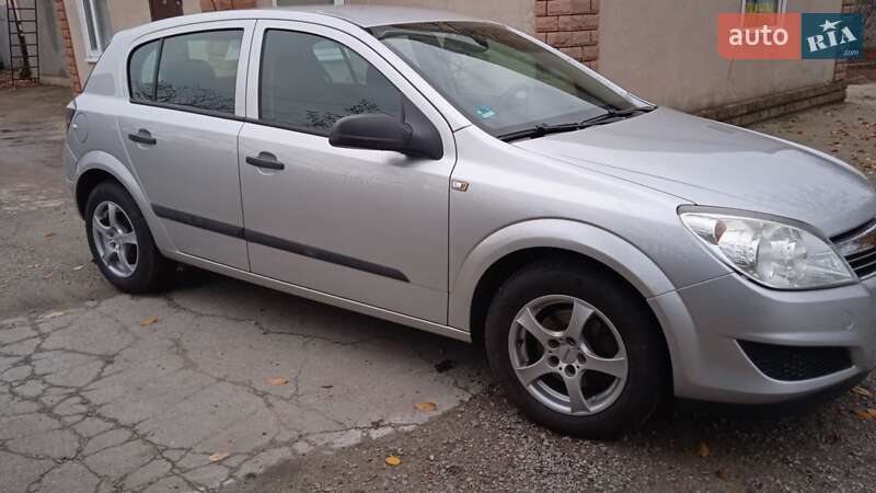 Хэтчбек Opel Astra 2009 в Новониколаевке