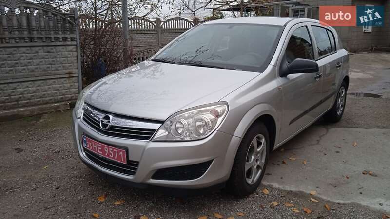 Хэтчбек Opel Astra 2009 в Новониколаевке