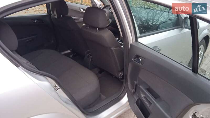 Хэтчбек Opel Astra 2009 в Новониколаевке