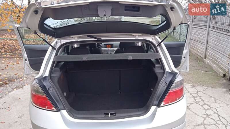 Хэтчбек Opel Astra 2009 в Новониколаевке