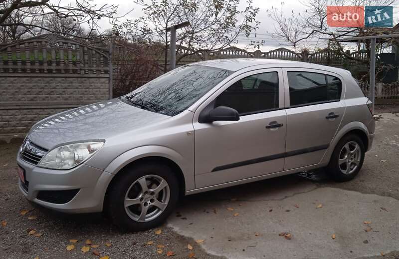 Хэтчбек Opel Astra 2009 в Новониколаевке