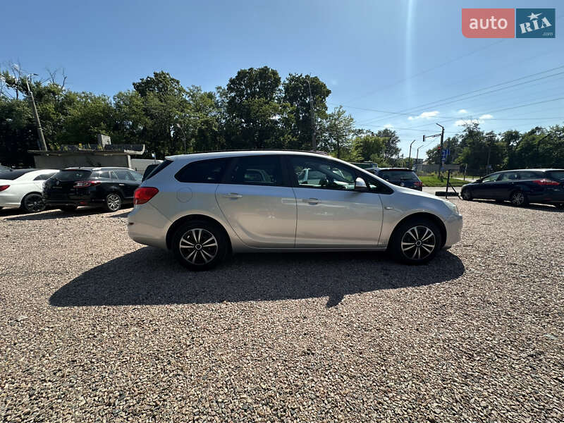 Универсал Opel Astra 2011 в Ровно