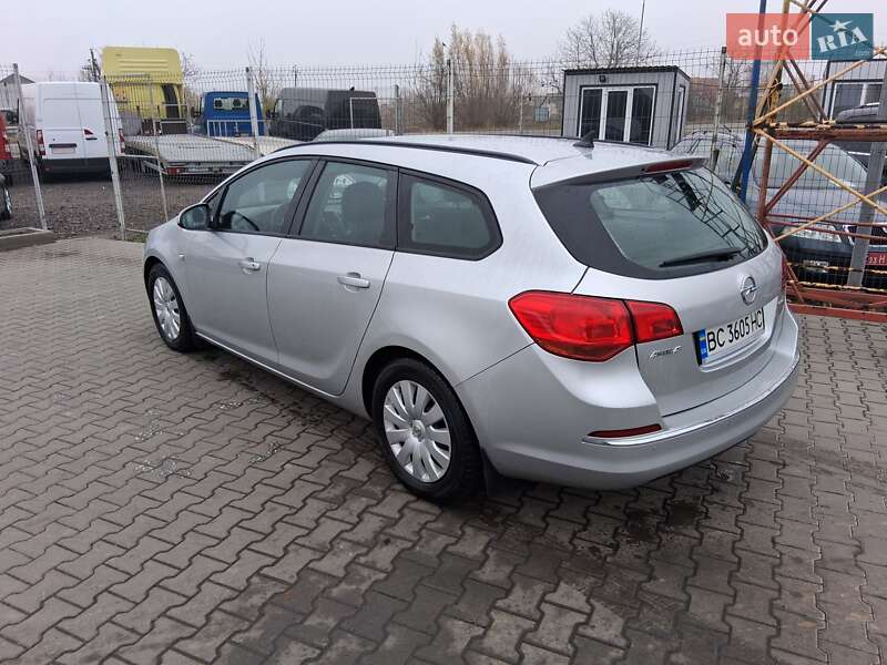 Універсал Opel Astra 2013 в Нововолинську