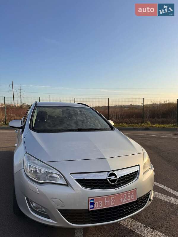 Универсал Opel Astra 2011 в Радивилове