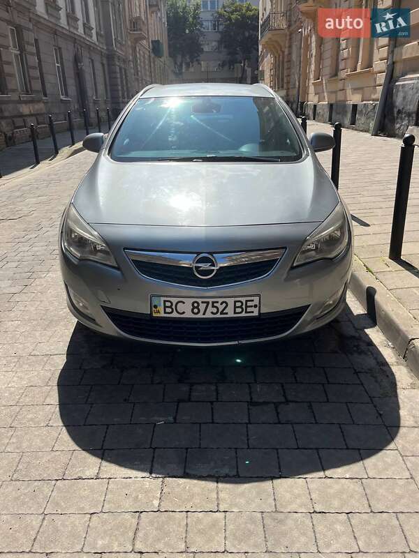 Універсал Opel Astra 2011 в Львові