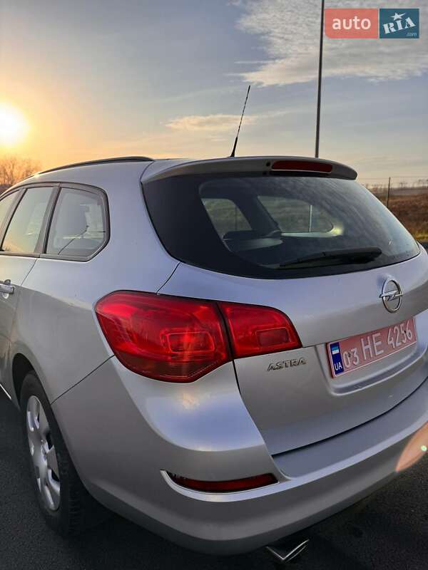 Универсал Opel Astra 2011 в Радивилове