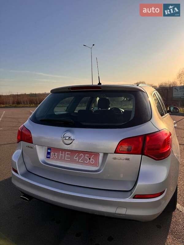 Универсал Opel Astra 2011 в Радивилове