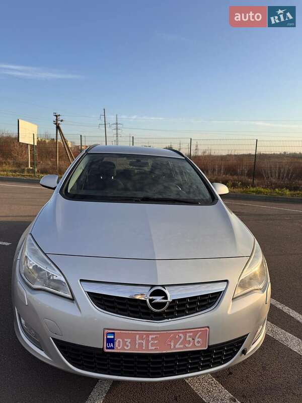 Универсал Opel Astra 2011 в Радивилове