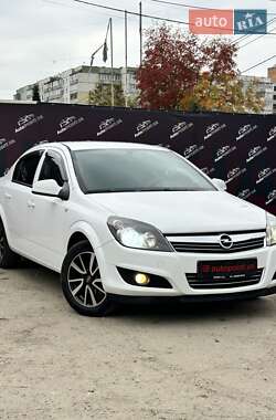 Седан Opel Astra 2013 в Сумах