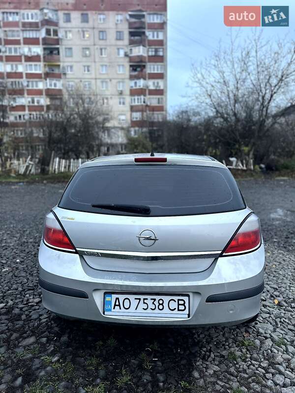 Хетчбек Opel Astra 2006 в Мукачевому