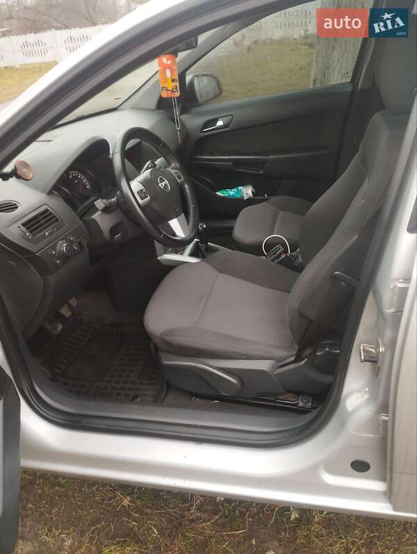 Хэтчбек Opel Astra 2012 в Малине