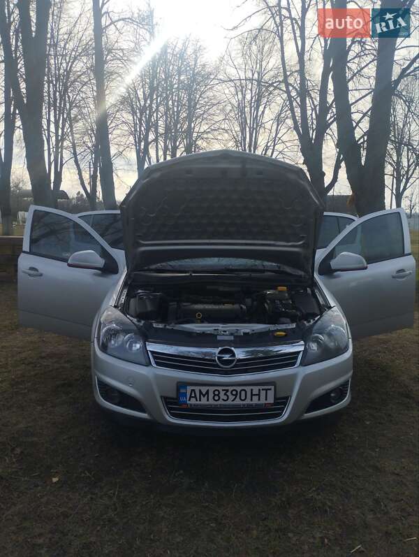 Хэтчбек Opel Astra 2012 в Малине