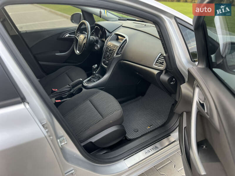 Универсал Opel Astra 2013 в Виннице