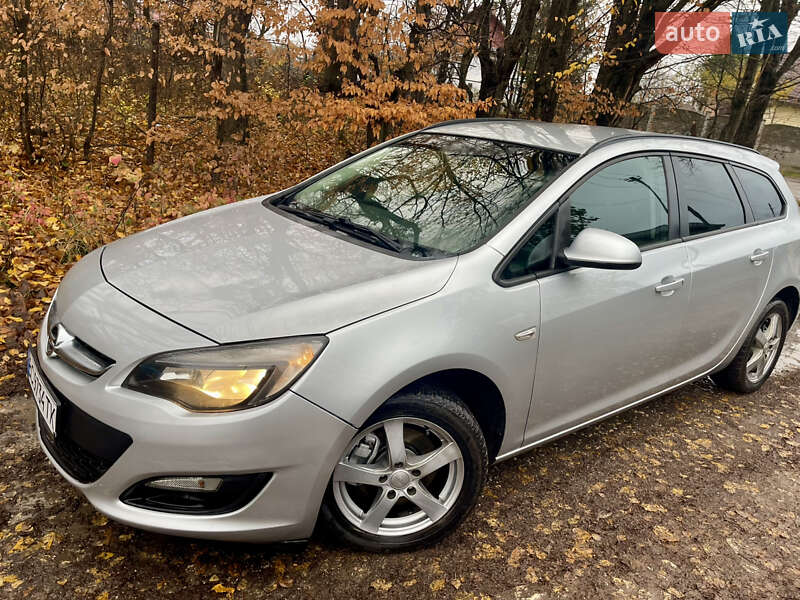 Універсал Opel Astra 2014 в Рівному